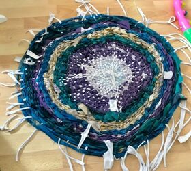how to make a beautiful rag rug by making a loom from a hula hoop, Cut rug away from hoop loom