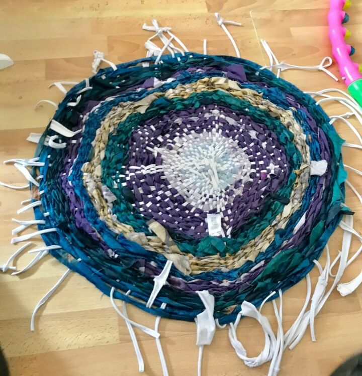 how to make a beautiful rag rug by making a loom from a hula hoop, Cut rug away from hoop loom