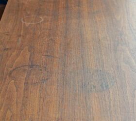 Cómo quitar las manchas de agua de los muebles de madera
