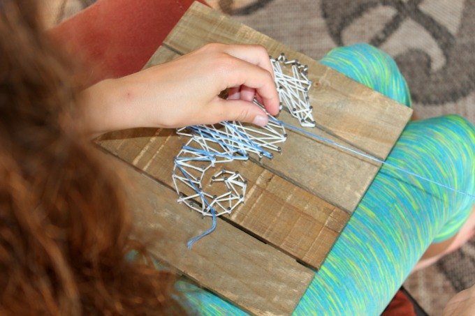 como fazer uma placa de madeira de arte de cordas diy