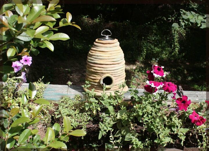 faa um espeto de clay bee para um jardim em estilo de casa de campo