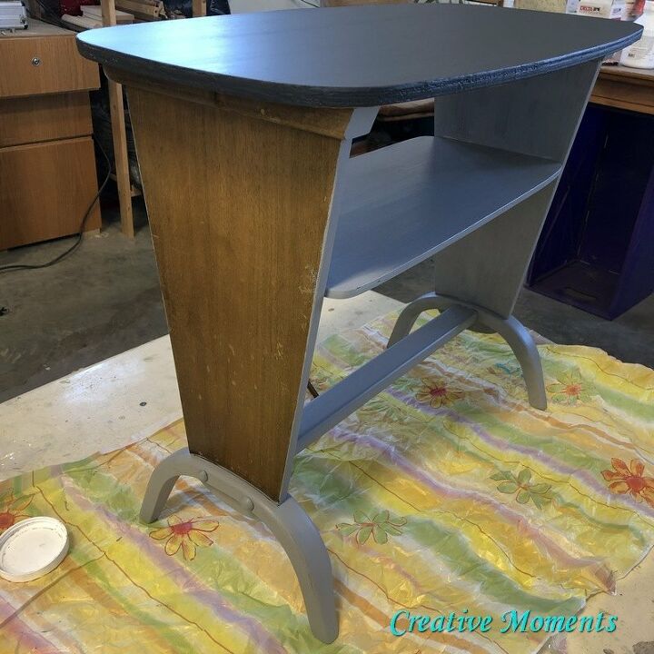 la mesa auxiliar antigua se vuelve gris