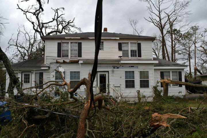 q is it easy to replace vinyl siding torn off from a hurricane