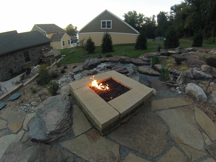 11 fantsticas ideas de pozos de fuego para calentar tu patio, Una fogata natural traviesa