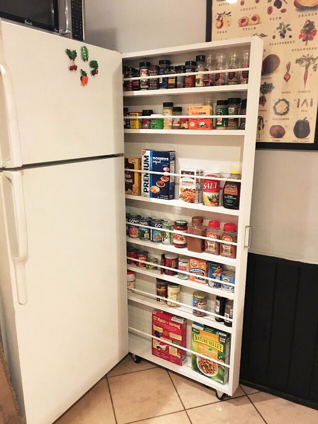 14 brillantes ideas para organizar la despensa de todo tipo de hogares, Utilice una unidad de almacenamiento delgada que se deslice al lado del refrigerador