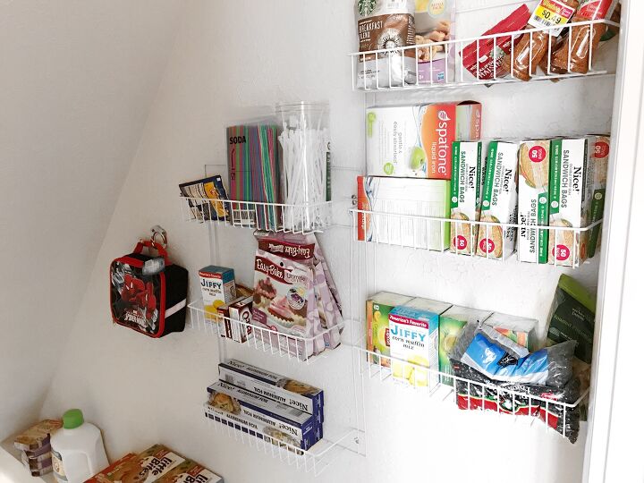 14 brillantes ideas para organizar la despensa de todo tipo de hogares, Utilice ganchos en la pared para colgar objetos