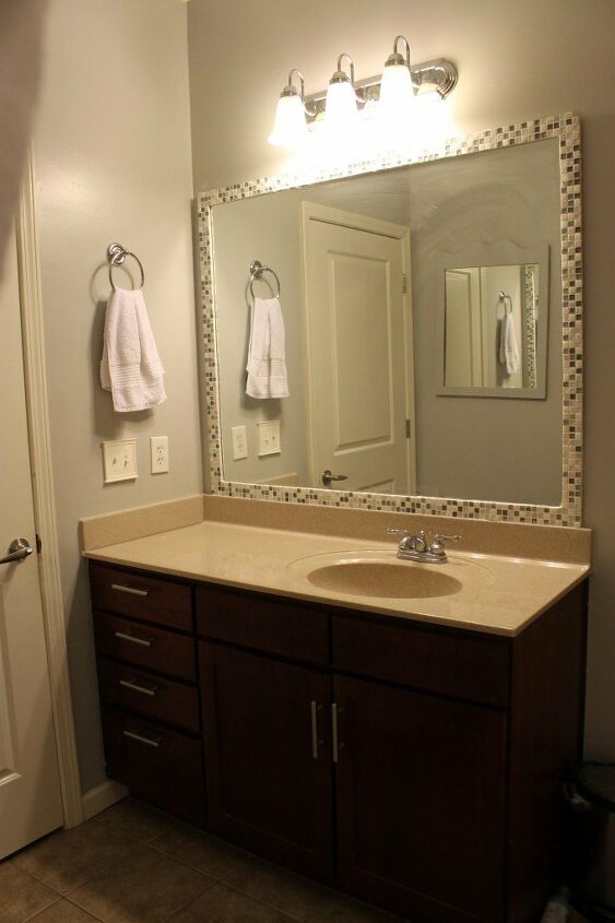 10 belas idias de azulejos do banheiro que daro ao seu banheiro uma limpeza, Como adicionar uma moldura de azulejo a um espelho de banheiro