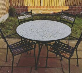 20 de los mejores proyectos de muebles de patio de bricolaje, Convierte una mesa triste y desgastada en una atrevida mesa de jard n de mosaico