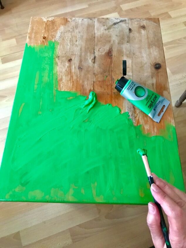 como criar um visual extravagante em uma reforma de caneta de tinta antiga, Pinte o tampo de madeira de verde