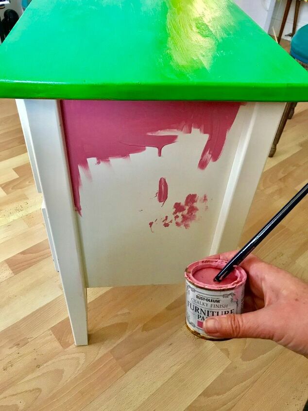 cmo crear un aspecto caprichoso en una vieja cmoda make over de bolgrafo de pintura, Pintar los muebles de color rosa