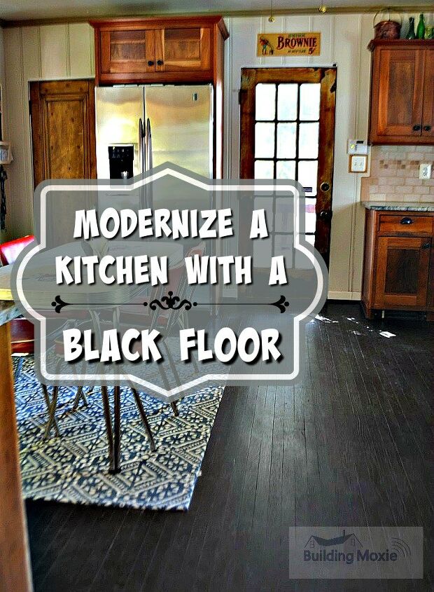 18 maneiras de tingir a madeira para dar uma nova vida aos materiais tradicionais, Refinando um piso de madeira antigo Pintando um piso de cozinha de madeira Preto