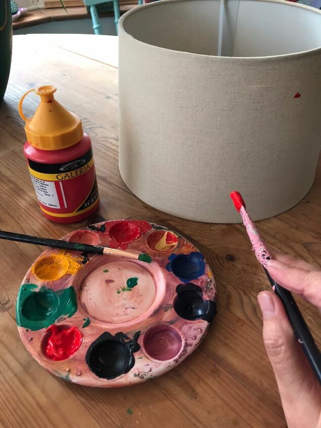 como decorar facilmente um abajur antigo com marcadores coloridos, Tonalidade suave pronta para alguma cor
