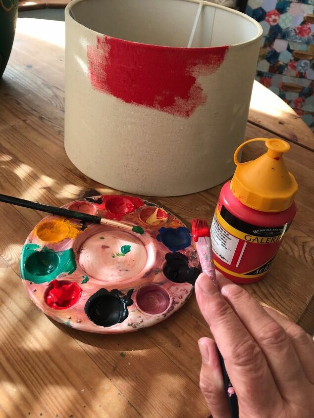 como decorar facilmente um abajur antigo com marcadores coloridos, Pinte a tela com tinta vermelha