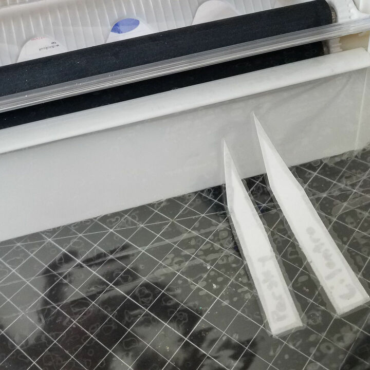 tubos de papel com marcadores laminados