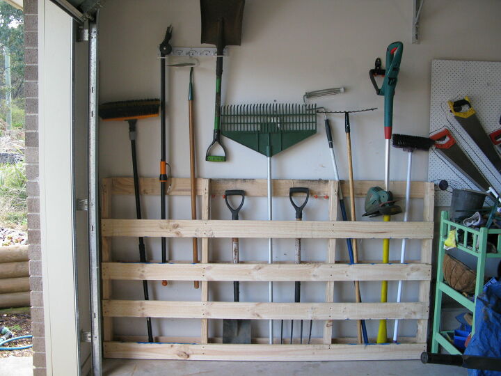11 das melhores idias de armazenamento de garagem para sua casa, Armazenamento de garagem para ferramentas de jardim de um palete antigo