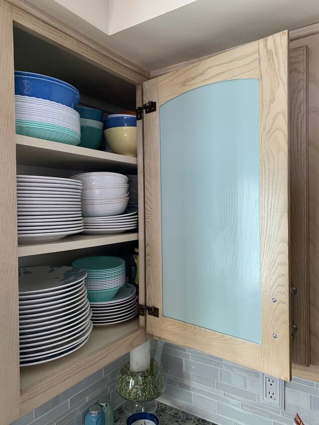 como pintar un pop de color secreto con los interiores de los gabinetes de la cocina