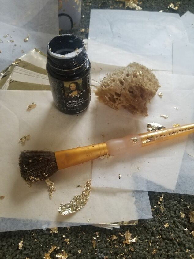 mesa de brech transformada com tinta de giz caseira e folha de ouro