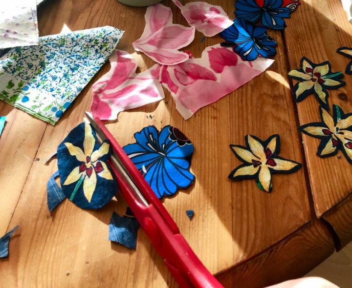 como fazer sua prpria arte de colagem incrvel com roupas velhas, Recorte os detalhes das flores