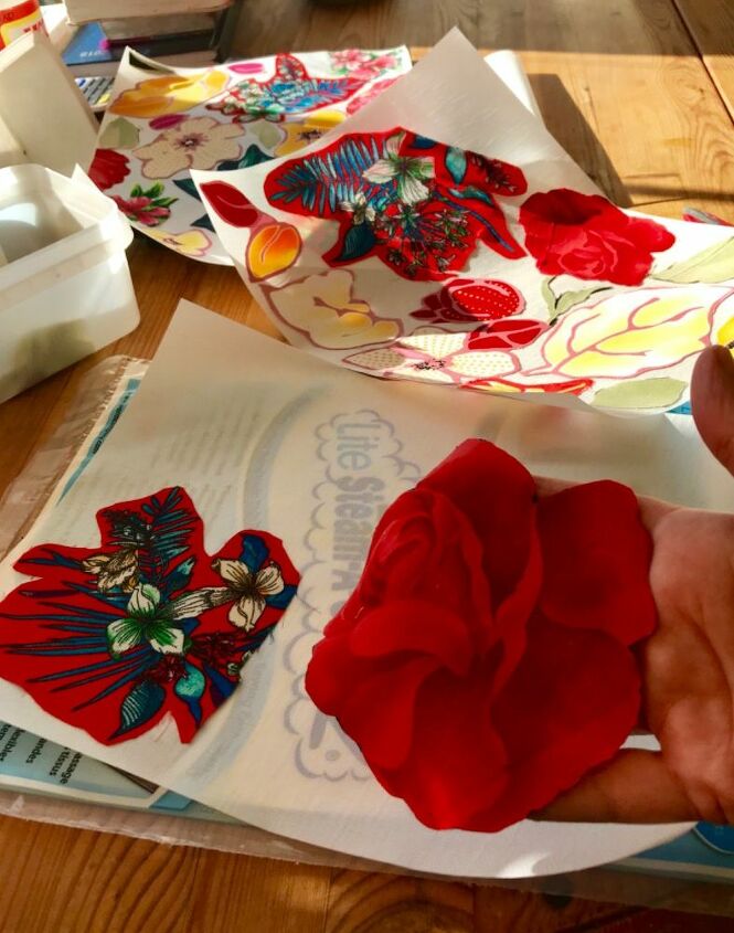 como fazer sua prpria arte de colagem incrvel com roupas velhas, Cole os motivos florais em folhas fumegantes