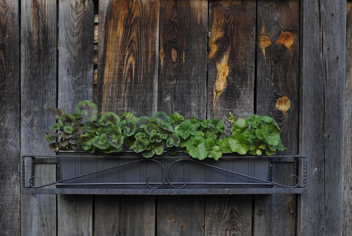 12 Gorgeously Easy DIY Planter Boxes for Spring