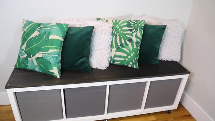 8 inspiradoras ideas de decoracin para el saln que puedes probar en tu casa, Transforma Una Repisa De IKEA En Este Genial Almacenamiento Multi usos