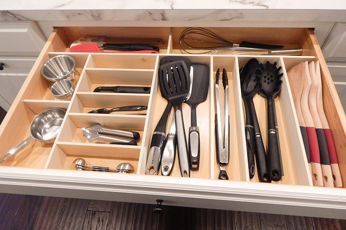 11 portautensilios para mantener tu cocina libre de desorden, Organizadores de madera para cajones a medida