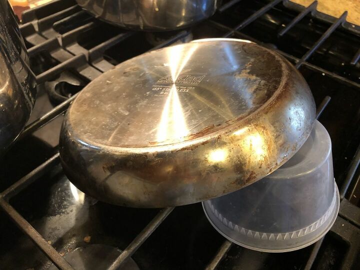 q how do i clean the bottom of an omelette pan