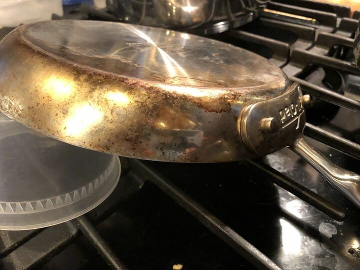 q how do i clean the bottom of an omelette pan
