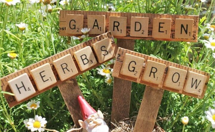 11 maneiras criativas de usar seus antigos blocos de scrabble, Marcadores de jardim de azulejos antigos