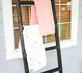 15 brillantes ideas de escaleras para mantas que te ayudarn a colgar cualquier cosa, Hermosa escalera para manta de beb