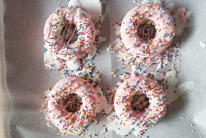 aade un poco de lujo a tu vida con estas increbles bombas de bao hechas a mano, Bombas de Ba o DIY de Donuts con Esmalte de Jab n