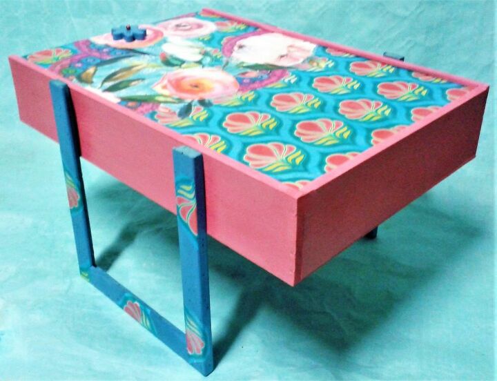 una caja de vino personalizada como mesa auxiliar decorativa de color con