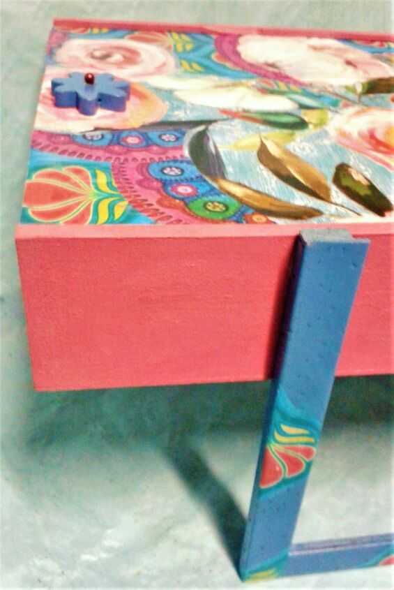 una caja de vino personalizada como mesa auxiliar decorativa de color con