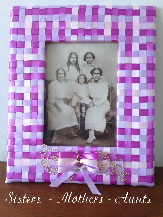 18 woven basket ideas and more weaving projects to liven up your home, A Woven Photo Frame Idea