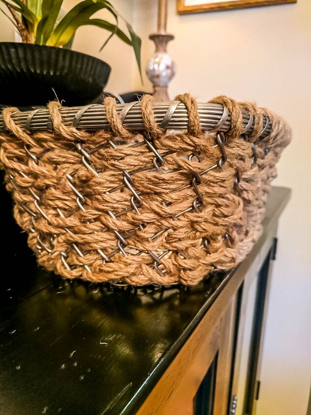 s 18 ideas de cestas tejidas y mas proyectos de tejido para animar tu casa, Una cesta de metal con yute