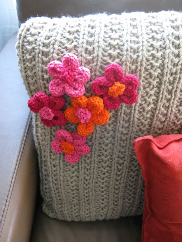 18 maneiras de tricotar pode ser divertido idias de cobertores de malha grossa e, Almofada de malha com flores de malha