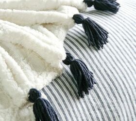 18 maneras en que tejer puede ser divertido ideas de manta de punto grueso y ms, A ade borlas a una manta de punto