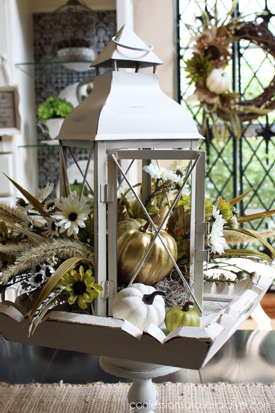 20 maneiras de decorar mesas e destacar comida com peas centrais, Pe a central de lanterna de outono