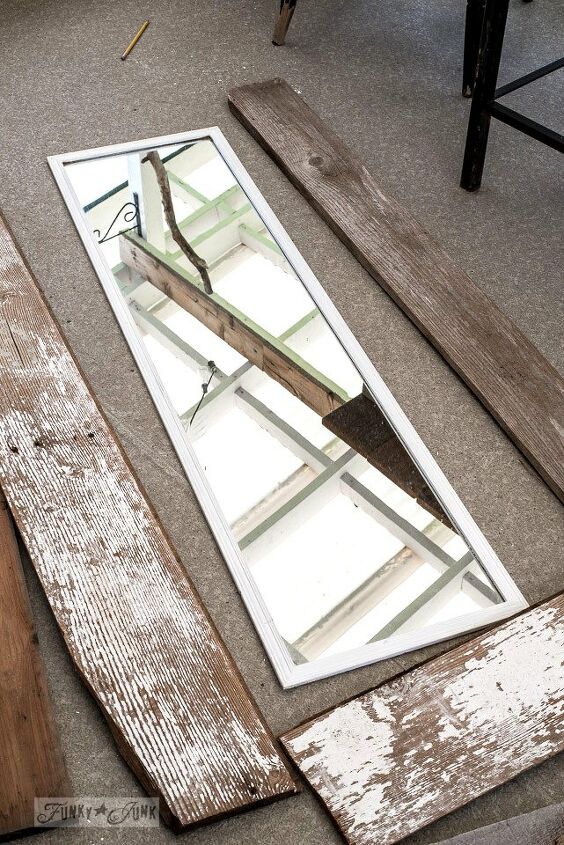 12 ingeniosas ideas de espejos de bricolaje para reflejar mejor tu estilo, Utilice madera de desecho para el marco