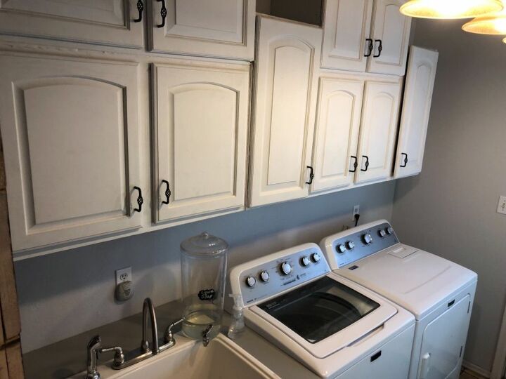 repurposed laundry room cabinets with country chic paints, Gabinetes de la sala de lavander a de bricolaje