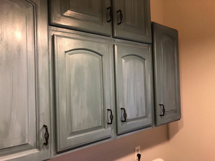 repurposed laundry room cabinets with country chic paints, Impresionante