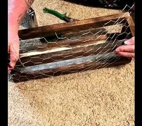 Aprenda a hacer la jardinera rústica de alambre de pollo para madera/palet más fácil.