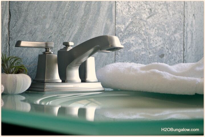 ideias engenhosas para azulejos de banheiro, Remodela o criativa de banheiro pequeno com lousa e telha de vidro