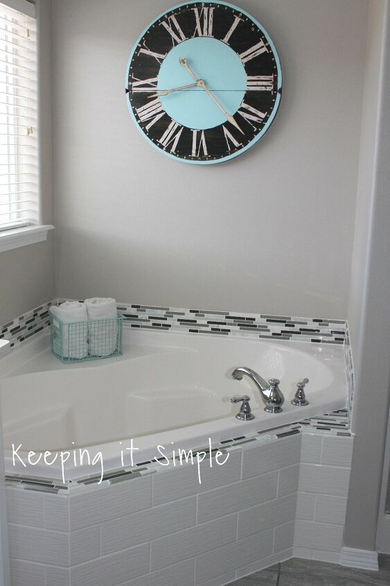 ideias engenhosas para azulejos de banheiro, Como azulejar uma banheira para parecer um spa