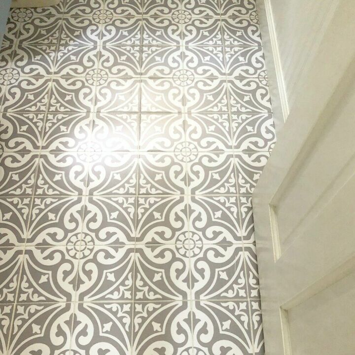 ideias engenhosas para azulejos de banheiro, Como atualizar o piso do banheiro com adesivos de azulejos