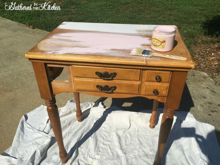 mesa de costura vieja convertida en escritorio