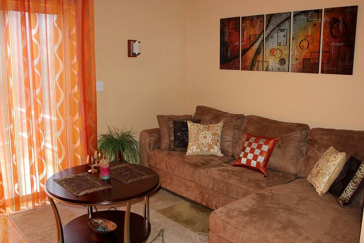 como o veludo verstil pode trazer charme clssico para cortinas e cadeiras, Transforme uma sala de estar com almofadas e jogos americanos coloridos