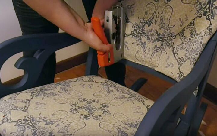 reforma da cadeira de balano pintura de giz e estofamento
