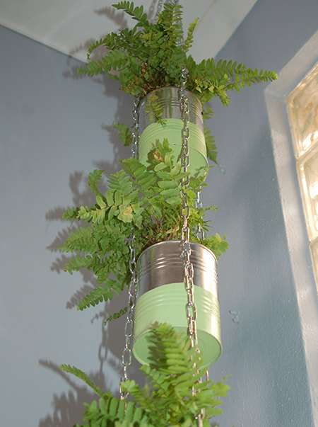 increbles proyectos de bricolaje para cuidar tus plantas colgantes, Portaplantas de lata reciclada
