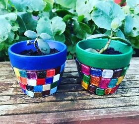 18 proyectos para preparar tu espacio exterior para el verano, Bonitas macetas de mosaico en miniatura para tus plantas favoritas